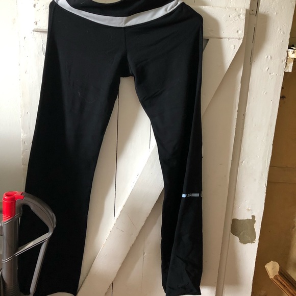 Bundle of older style lululemon pants - Picture 2 of 4
